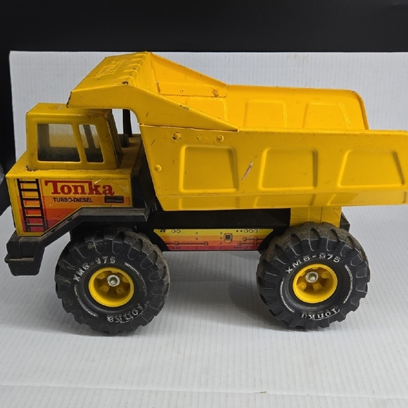 Tonka Classic Metal Turbo Diesel Yellow Dump Truck - Picture 5 of 16